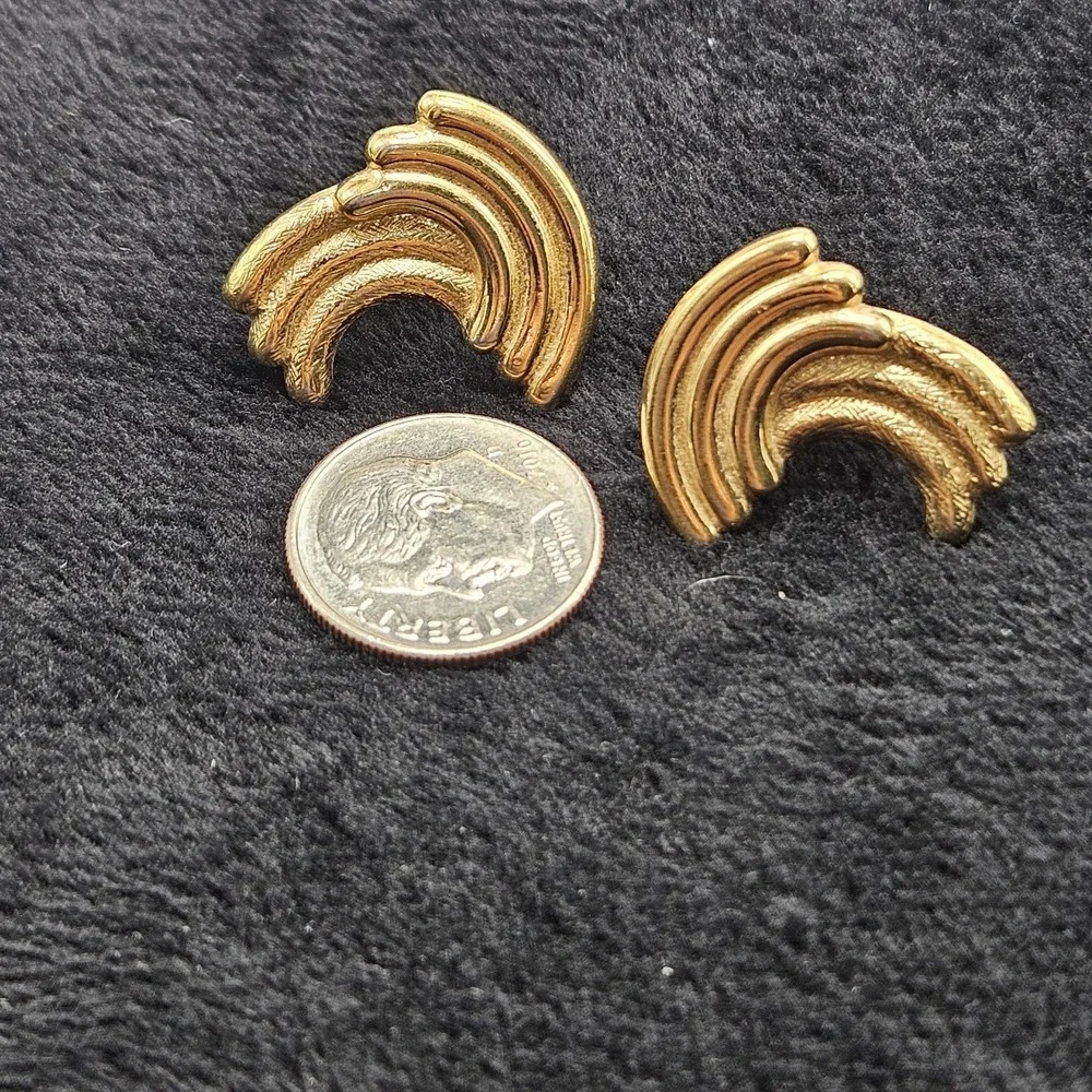 Vintage  Crown Trifari Gold Tone Swirl‎ Clip On Earrings Statement Jewelry